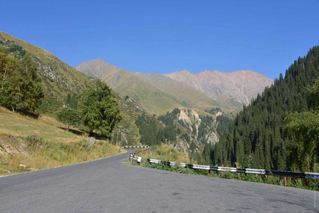 01. БАО находится в горах Заилийский Алатау на высоте 2510 м.  Подъехать до самого озера нам не удалось, дорога была перекрыта дежурившими товарищами в камуфляже, так что последние 4 км "приятного" серпантина, мы поднимались пешком.

