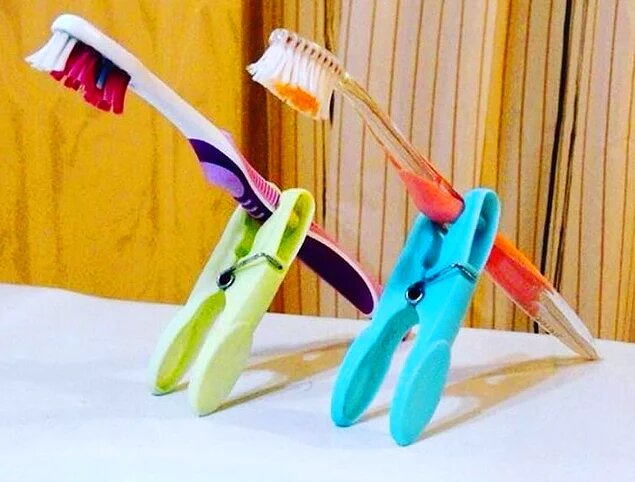 "Вы можете предпочесть просто оставить зубную щетку валяться у раковины. Я же предпочитаю быстренько соорудить вот такой держатель и наслаждаться чистой зубной щеткой. Но выбор всегда за вами :)"