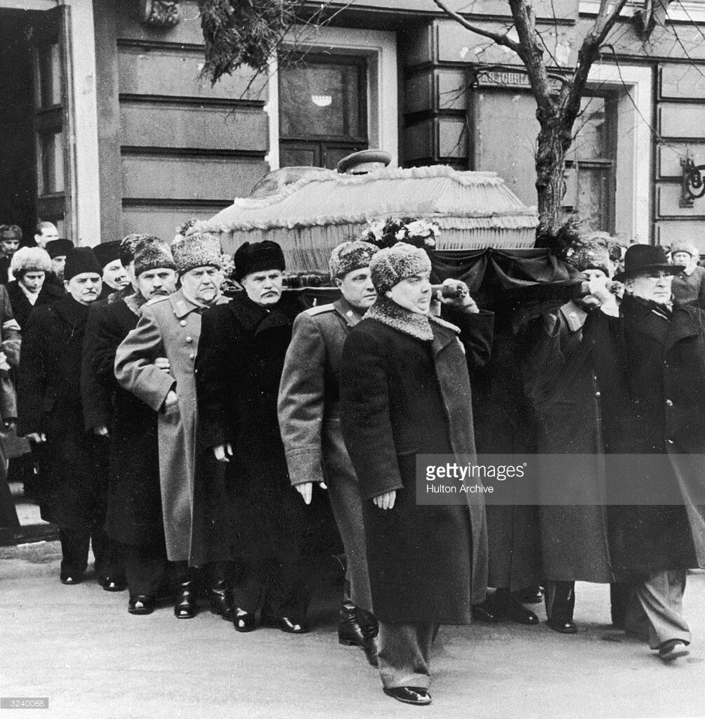 фото https://media.gettyimages.com/photos/march-1953-the-coffin-of-soviet-political-leader-joseph-stalin-is-by-picture-id3240068