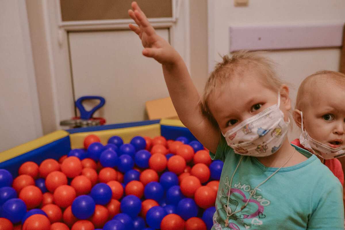 Полина (слева) и Ульяна (справа). Когда Полина пытается снять маску, голос мамы сразу становится строгим: «Быстро надень». После этого она даже не пытается. 