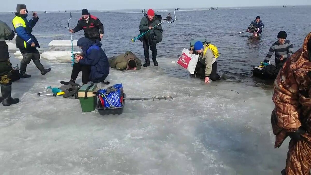 Рыбалка в зимнем доме на озере