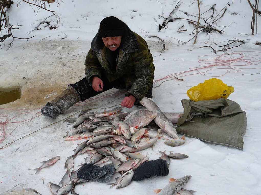 Рыбалка зимой видео. Браконьеры на рыбалке зимой. Крутая зимняя рыбалка. Зимняя рыбалка в России.