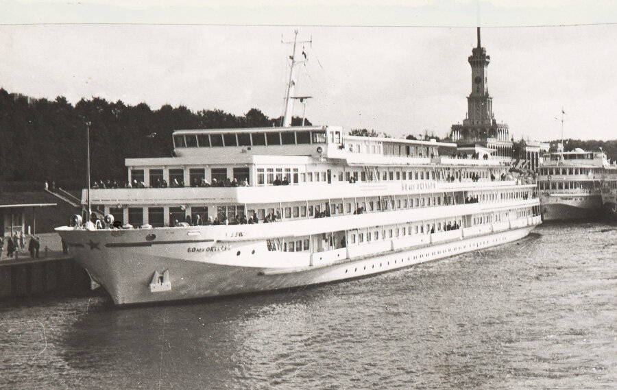 Речной пассажирский теплоход внутреннего плавания. Проект 301. Серийное строительство на судоверфи «Бойценбург Рослау», ГДР. Авторы: А.И.Веснин, А.А. Морозов. Инженеры: Ф.Б. Енкель, Т. Толе, А.Бюлов (ГДР), А.М. Тер-Акопов, М.И. Андриевский. На Лейпцигской ярмарке 1978 года удостоен «Золотой медали» и грамоты «За хороший дизайн». Теплоход этой серии «Ленин» стал в 1987 году флагманом Минречфлота РСФСР