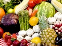 Иммунный рацион питания. Как укрепить организм со вкусом?Витамины А можно почерпнуть из моркови, винограда, зелени — он есть во всех красных и оранжевых фруктах и овощах. Витамин С есть в цитрусовых, шиповнике, клюкве, бруснике, капусте, особенно квашеной. Витамин Е — в подсолнечном, оливковом или кукурузном маслах. Витаминов группы В много в бобовых, в крупах, в яйцах, в любой зелени и в орехах.