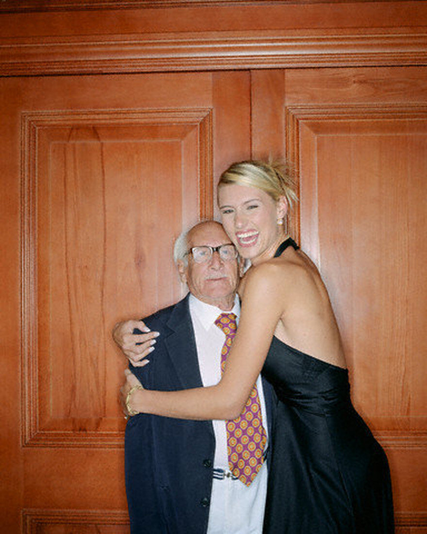 Любовники богатых женщин. Женщина старше парня. Разновозрастные браки. Девушки олигархов. Старые богатые мужчины и молодые девушки.