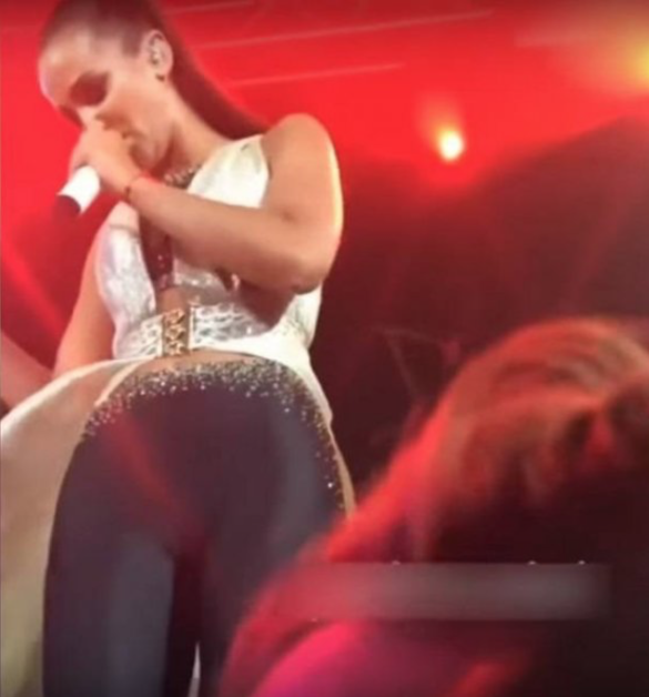  Ольга Бузова является весьма скандальной персоной. На этот раз Бузова вышла на концерт в очень экстравагантном наряде. Она вышла на сцену в лосинах, под которыми не было трусиков.
По мнению пользователей таким образом она компенсирует отсутствие вокальных данных. Хейторы посоветовали на следующем концерте выйти на сцену голой.