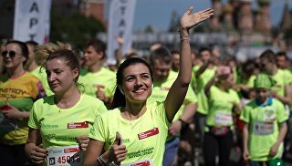 © РИА Новости / Максим БлиновПерейти в фотобанкБолее 15 тысяч москвичей участвуют в марафоне "Бегущие сердца"В воскресенье МВД сообщало, что в Москве марафон "Бегущие сердца" собрал более 15 тысяч человек.