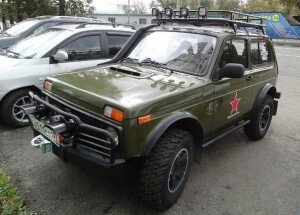 Своими руками можно перепрошить только ЭБУ, работающий на VS-5.1 и Январь-7.2. Для этого необходимо демонтировать чип, подсоединить его к компьютеру или ноутбуку, создать резервную копию старой версии ПО (для подстраховки) и обновить программу. Далее нужно установить устройство на место. Новая версия чипа будет соответствовать улучшенным параметрам двигателя и позволит обеспечить его работу.