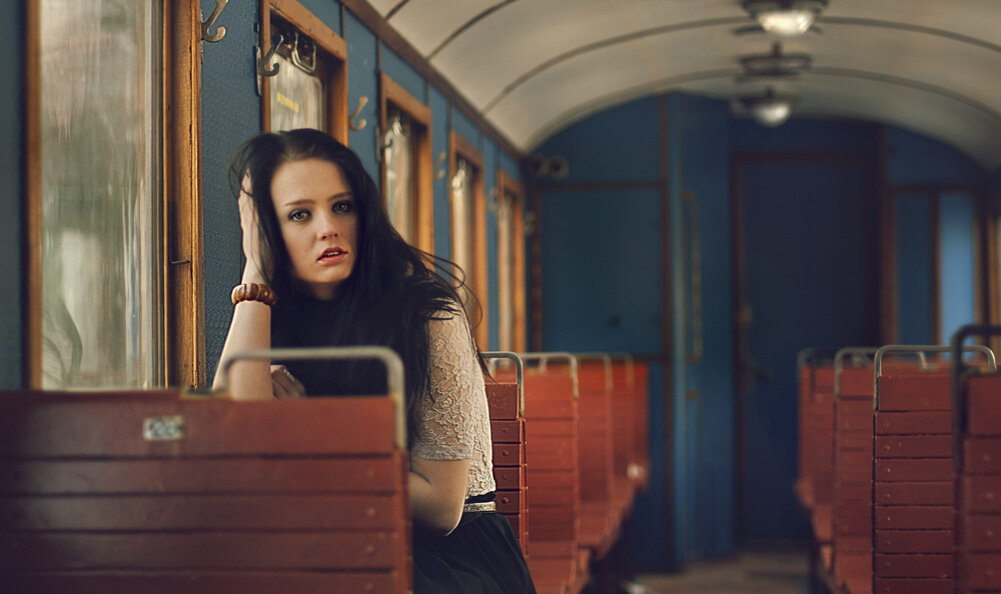 Женщина в купе поезда. Девушка в поезде. Девушка в электричке. Девушка в вагоне поезда. Фотосъемка в электричке.