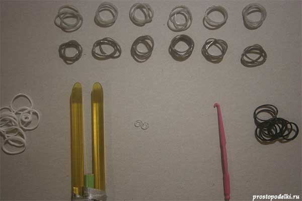 
Приступим к работе. Берем нашу рогатку и надеваем первую резиночку восьмеркой, как показано на картинке.