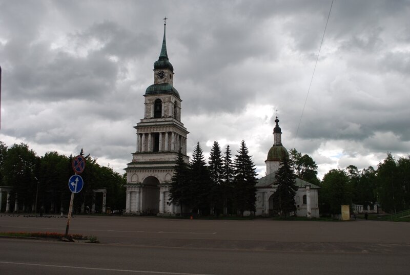 

Городок симпатичный двухэтажный, если бы не дороги было бы замечательно...
