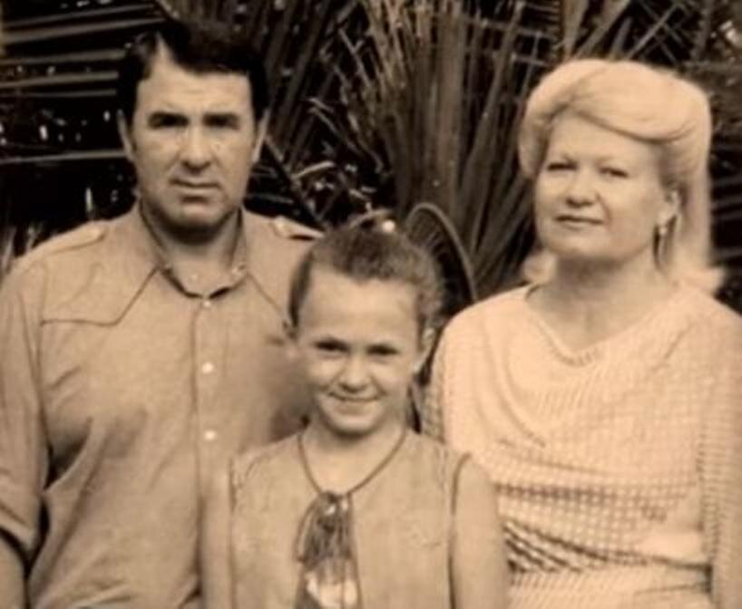 Яна Рудковская с родителями, 1985