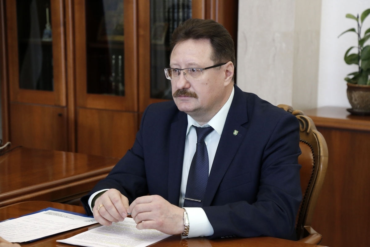 Он считает, что всех, кто сажает семена без проверки следует наказывать, но не знает, кто будет за этим следить.