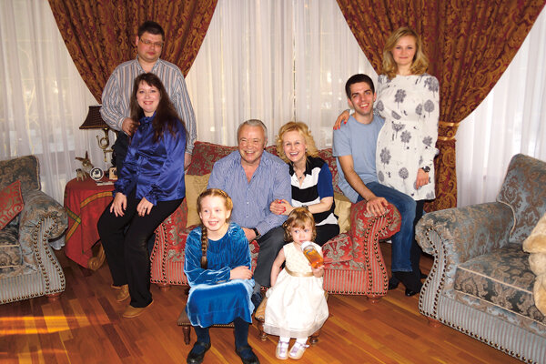 С мужем, сыном Дмитрием, дочкой Марией и внучками