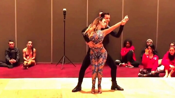 Удивительная танцовщица, пример для меня! 
Пыл страстей и буря эмоций – это главная характеристика такого замечательного вида искусства как танцы. Мы часто спрашиваем себя о том, как получить от жизни всё, что мы захотим. Имея неплохую работу, семью и дом, человек может чувствовать себя несчастливым.
Вся наша человеческая сущность заключается в том, чтобы испытывать достаток в эмоциональном насыщении. Для удовольствия каждому нужно что-то свое: кому-то будет достаточно пары друзей и уютного вечера, чтобы быть самым счастливым на земле, а кто-то будет идти к этому через долгий путь карьерного роста.

В любом случае позитивные эмоции мы все с вами получаем по-разному. И если вам не хватает перца в этой жизни, нужно такое дело исправлять. Отличный способ этому поспособствовать – заняться танцами. В сегодняшнем видео представлен один из видов танцев, которые должен увидеть каждый.

Страстная кизомба – это то что нужно мужчинам и женщинам, которые погрязли в бытовой и повседневной рутине. Простые ритмы, чувственные движения между партнёрами и романтическая атмосфера создают завораживающий эффект от такого танца.
Обязательно присмотритесь в видео к тому, что происходит между мужчиной и женщиной в паре. Такие чувства возникают как искра, задерживаются на миг и остаются в памяти на долгое время. Они как самая яркая и мимолётная эмоция в жизни партнёров, заставляют прочувствовать друг с другом каждое движения.

Глядя на такой танец, невозможно не влюбится в его простоту, и в то же время он вызывает дикий интерес к тому, как они это танцуют. Чтобы детально понять движения и, при желании их выучить, посмотрите видео, вам всё станет яснее.

Зрители вокруг пары доказывают то, что за таким процессом можно наблюдать вечно. Они как пламя и воздух, которые сошлись в страстной кизомбе. Нежные и чувственные прикосновения придают этому танцу особой интимности.

Такому виду искусства очень полезно обучится или хотя бы попробовать его. Чтобы хоть немного понять границы своих желаний и ощутить, где заканчивается эта грань, необходимо хоть раз в жизни попробовать погрузить себя в танец