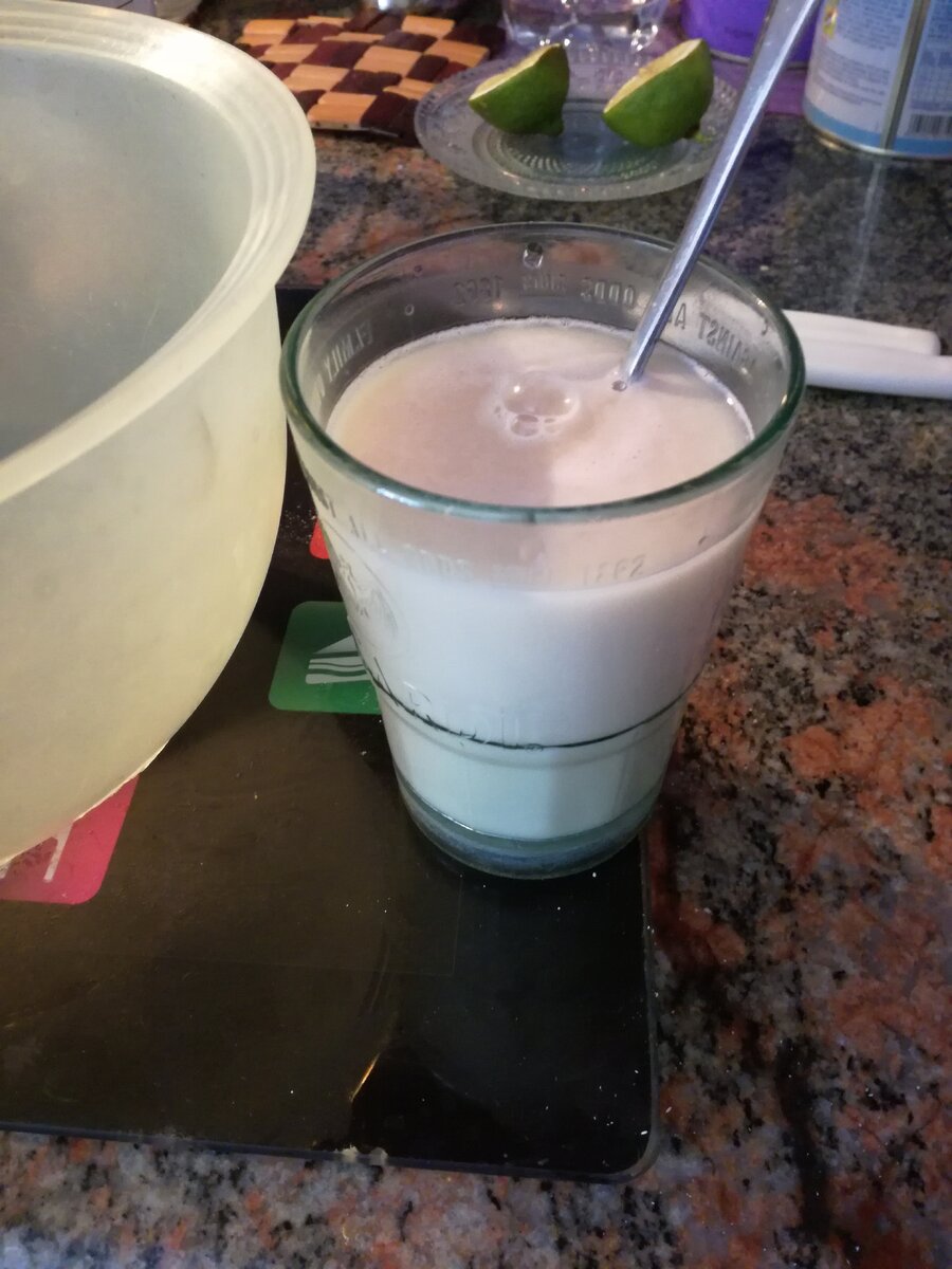 Дрожжи разводим в стакане с теплой водой, добавляем щепотку соли и оставляем на 10 мин