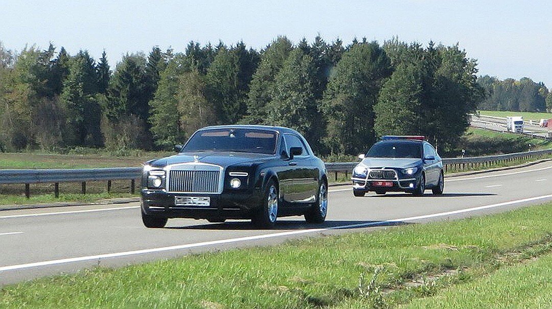 Еду на машине в белоруссию. Машина Лукашенко Роллс Ройс. Rolls Royce Лукашенко. Мерседес Лукашенко 1994. Кортеж Лукашенко.