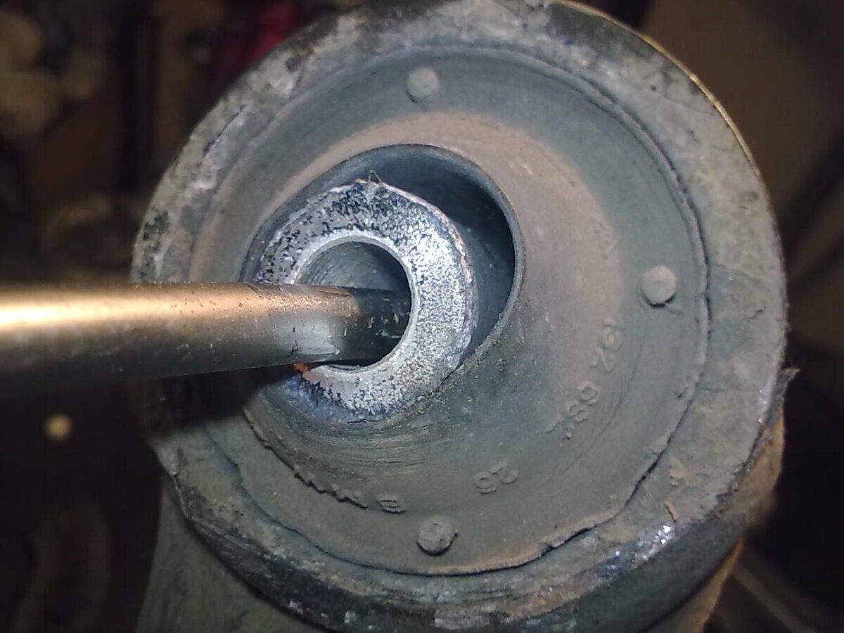 Хорошо послуживший сайлентблок. Как видно из данного примера, втулка практически болтается в резине. Но до такого проявления может быть ещё очень далеко, а заданными свойствами деталь уже давно не обладает. (фото: remzo.wmsite.ru)