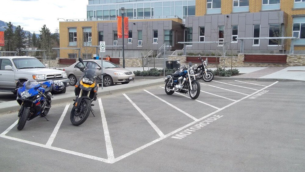 Можно ли парковать мотоцикл. Парковка для мотоцикла. Стоянка мотоциклов. Парковочное место для мотоцикла. Припаркованный мотоцикл.