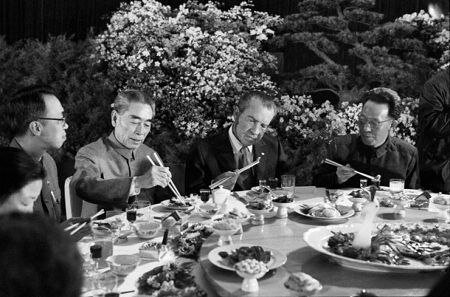 Президент США Ричард Никсон пытается обедать с китайским премьером Чжоу Эньлай, Китай, 1972 год.