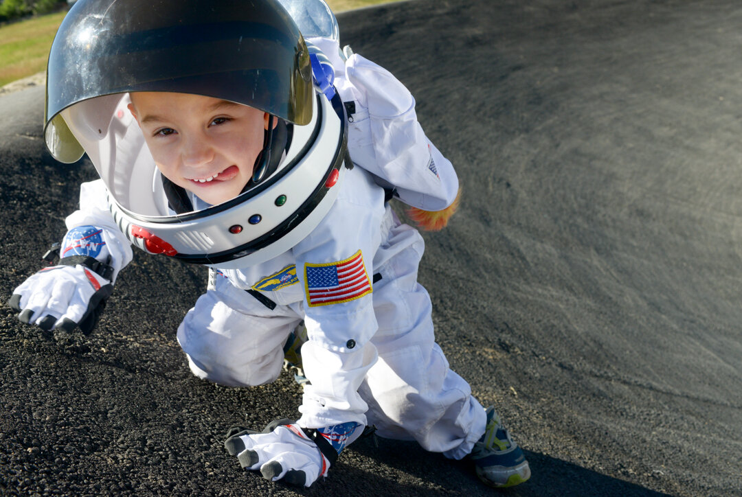 Скафандр для детей. Космонавт для детей. Для мальчиков (космонавт). Космический костюм. День космонавтики фото для детей