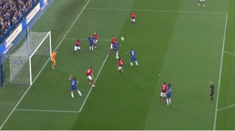 Рюдигер без сопротивления наносит удар.