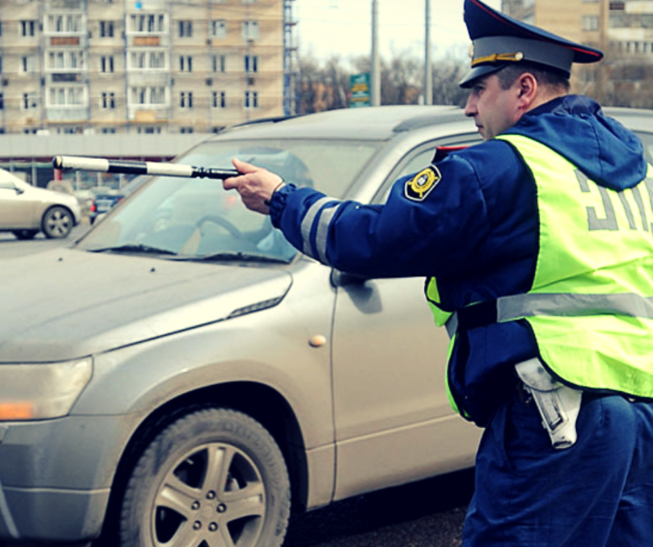 Штрафуют ли в москве. Инспектор ДПС. Автомобильные штрафы. Грязный гаишник. Гаишник останавливает машину.