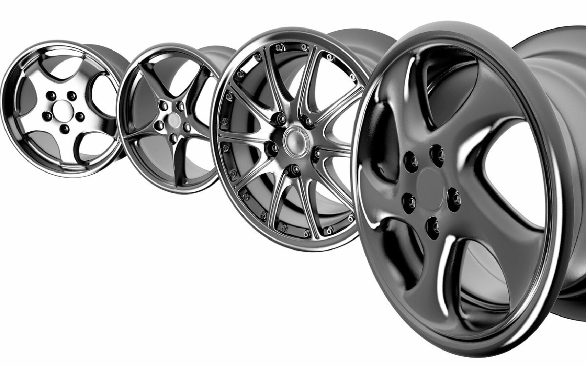 Литые и кованые диски, безусловно, превосходят штамповку по красоте и прочности. Но сильно проигрывают по цене: штамповка в разы дешевле.
