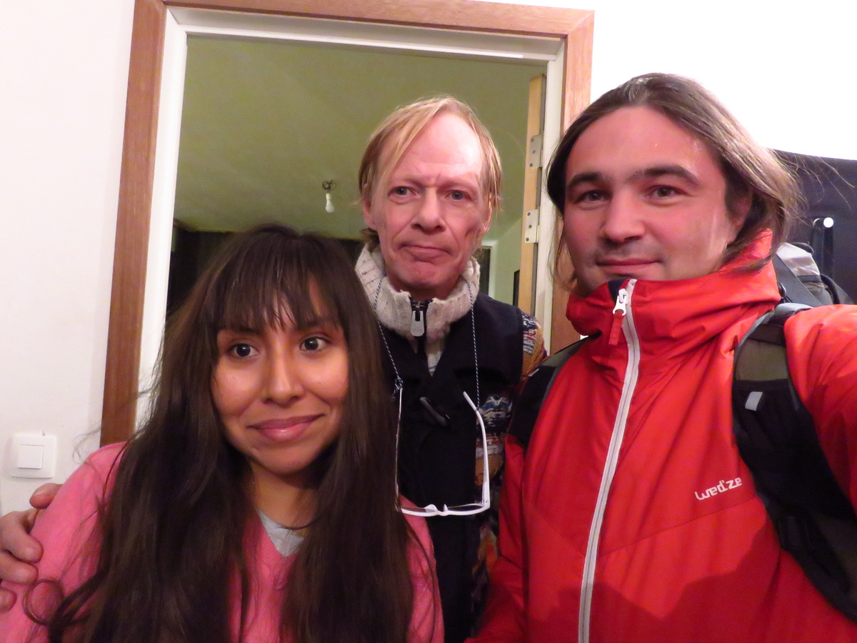 Вот так вот она и путешествует по европейским странам, чисто с помощью гуглопереводчика. В данном случае я обрёл уникальный для себя опыт переводя с английского на испанский и наоборот :)) Не думал что такое мне выпадет здесь.

