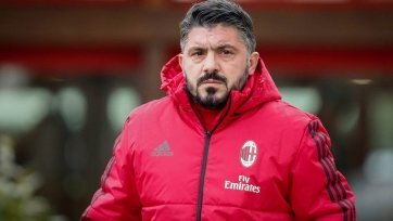Фото: acmilan.comКак информирует SportMediaset, менеджмент клуба намерен разобрать игру коллектива под руководством итальянского тренера по итогам трех ближайших поединков. А именно: против «Фиорентины» (22 декабря), «Фрозиноне» (26 декабря) и СПАЛ (29 декабря).
