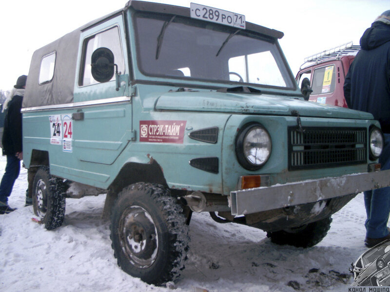 Треугольные решеточки на переднем крыле - дополнительные воздухозаборники для радиатора двигателя