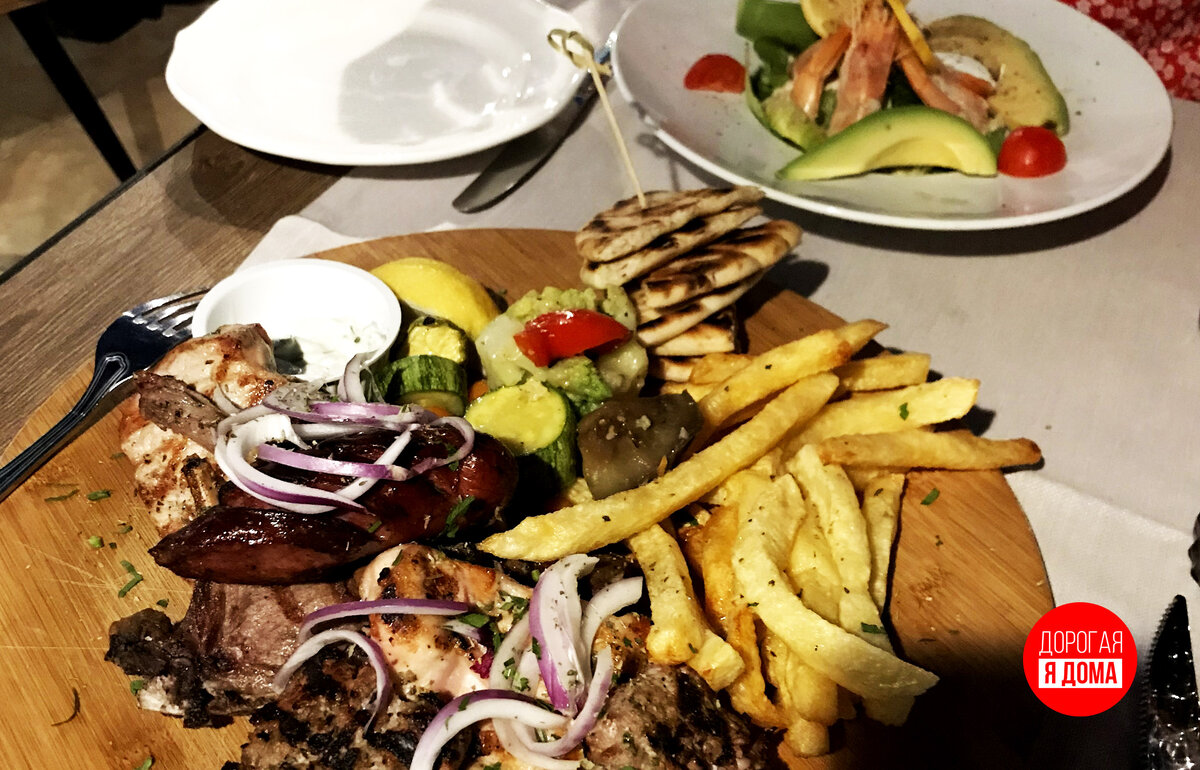 Принесли мясо "на одного", как уверяли. Я не осилил:)