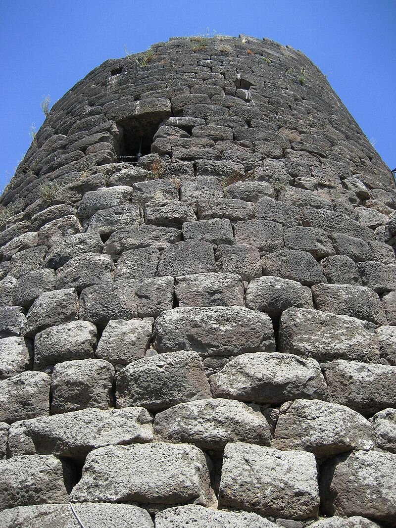 Фото с https://ru.wikipedia.org/wiki/%D0%9D%D1%83%D1%80%D0%B0%D0%B3%D0%B8#/media/File:Central_tower_of_the_Nuraghe_at_Saint_Antine_of_Torralba.jpg
