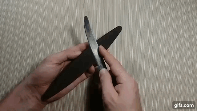 Не выполняйте лишних движений при заточке, не сутультесь, на дергайтесь, не изменяйте положение кисти и камня. Локти должны находится на столе, всё лишнее с рабочего места стоит убрать.