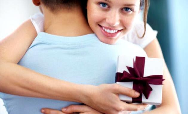 Вы любите дарить подарки? Видеть эти горящие глаза своего любимых (не важно муж, жена, а может бабушка...), радоваться вместе с ними и просто получать удовольствие от улыбок и  благодарности за Ваше внимание. Я очень люблю. Я очень стараюсь делать сюрпризы. Стараюсь угадать, узнать, расспросить, что нужно моему любимому. Приготовить всё в лучшем виде и наблюдать...😋