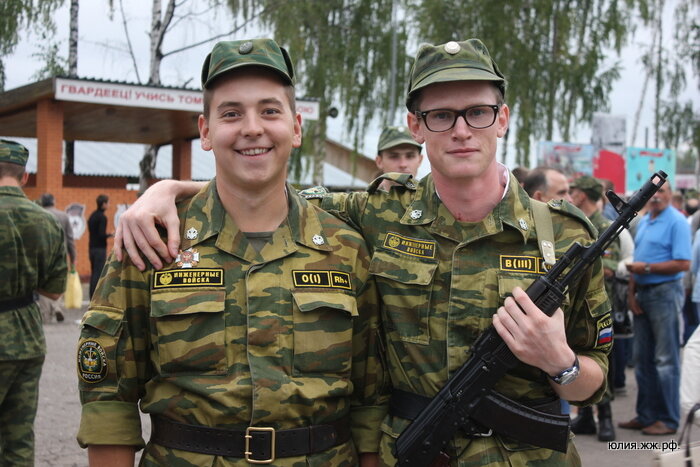 В какие войска берут. Солдат в очках. Очкарик в армии. Военнослужащие в очках.