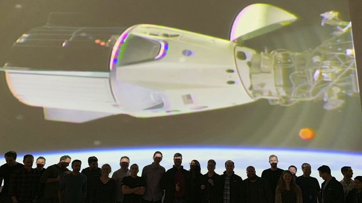 Команда SpaceX во время стыковки Crew Dragon с МКС