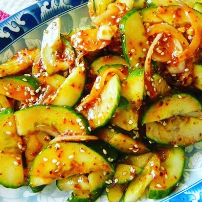 
Корейцы готовят кимчи не только из пекинской капусты, но и из огурцов, дайкона и зелени.
Кимчи из огурцов готовится легко и просто. Его можно есть сразу, но оно может храниться в холодильнике до недели.
Эти огурцы очень острые, поэтому обычно их едят вместе с рисом.
Ингредиенты:
6 огурцов среднего размера;
2,5 ст. л. сахара;
3 ст. л. уксуса;
1 ст. л. кунжутного масла;
1 ст. л. соевого соуса;
2,5 ст. л. хлопьев перца чили;
1 ст. л. измельченного чеснока;
соль по вкусу.

Приступим:)
Огурцы следует промыть, нарезать кольцами или полукольцами, посолить и оставить на 30 мин. Через полчаса нужно их промыть и дать стечь жидкости. Потом смешиваем все остальные ингредиенты и салат готов!

При подаче можно посыпать салат кунжутом.
Приятного аппетита!


