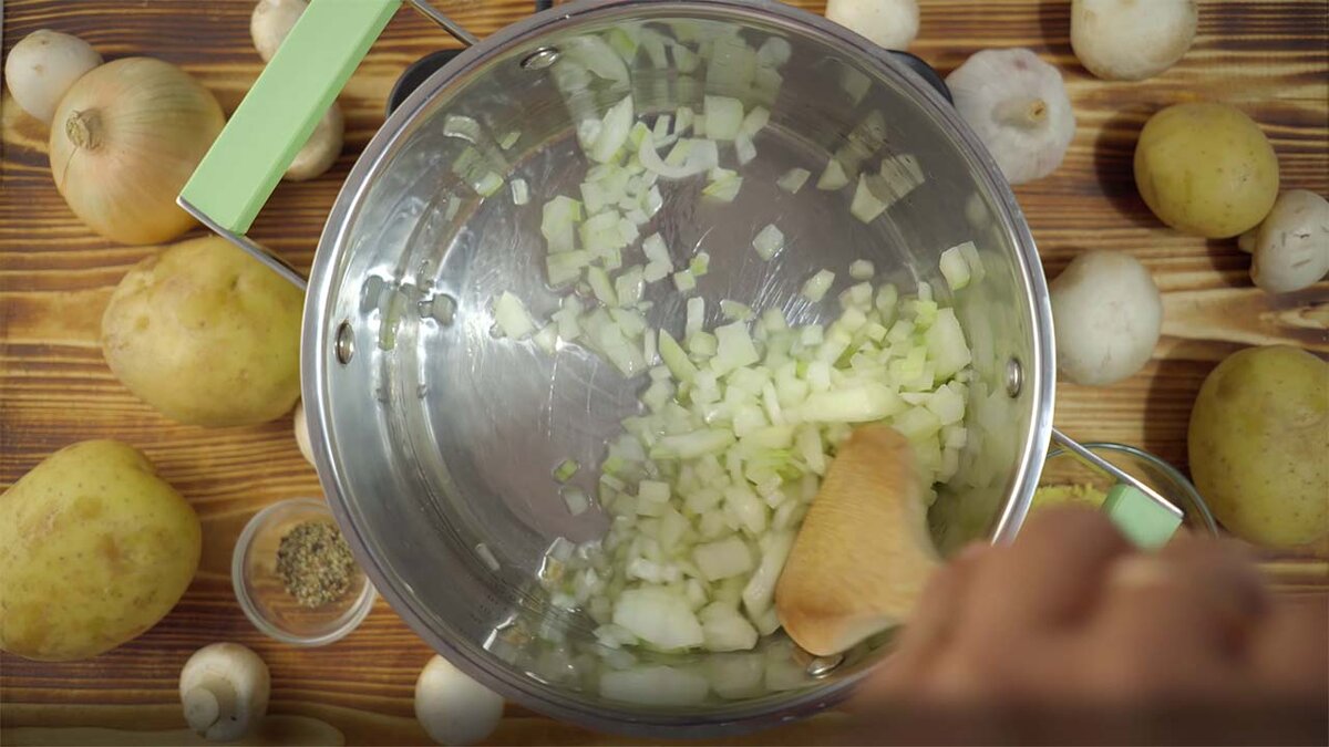 Лучок + немного масла и обжариваем ...