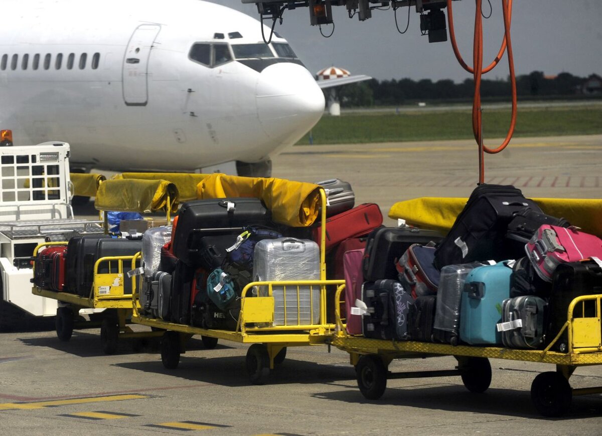 Перевозка багажа воздушным транспортом. Багаж самолета. Погрузка чемоданов в самолет. Багаж в аэропорту. Авиаперевозки пассажиров.