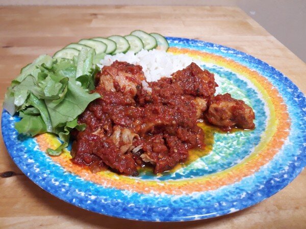 Цыпленок в паприке,  рис, салат  огурец