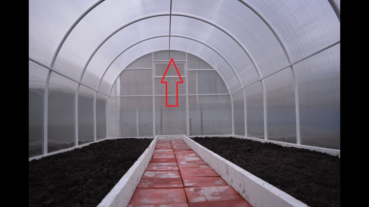 Мыть нужно всю теплицу и внутри, и снаружи