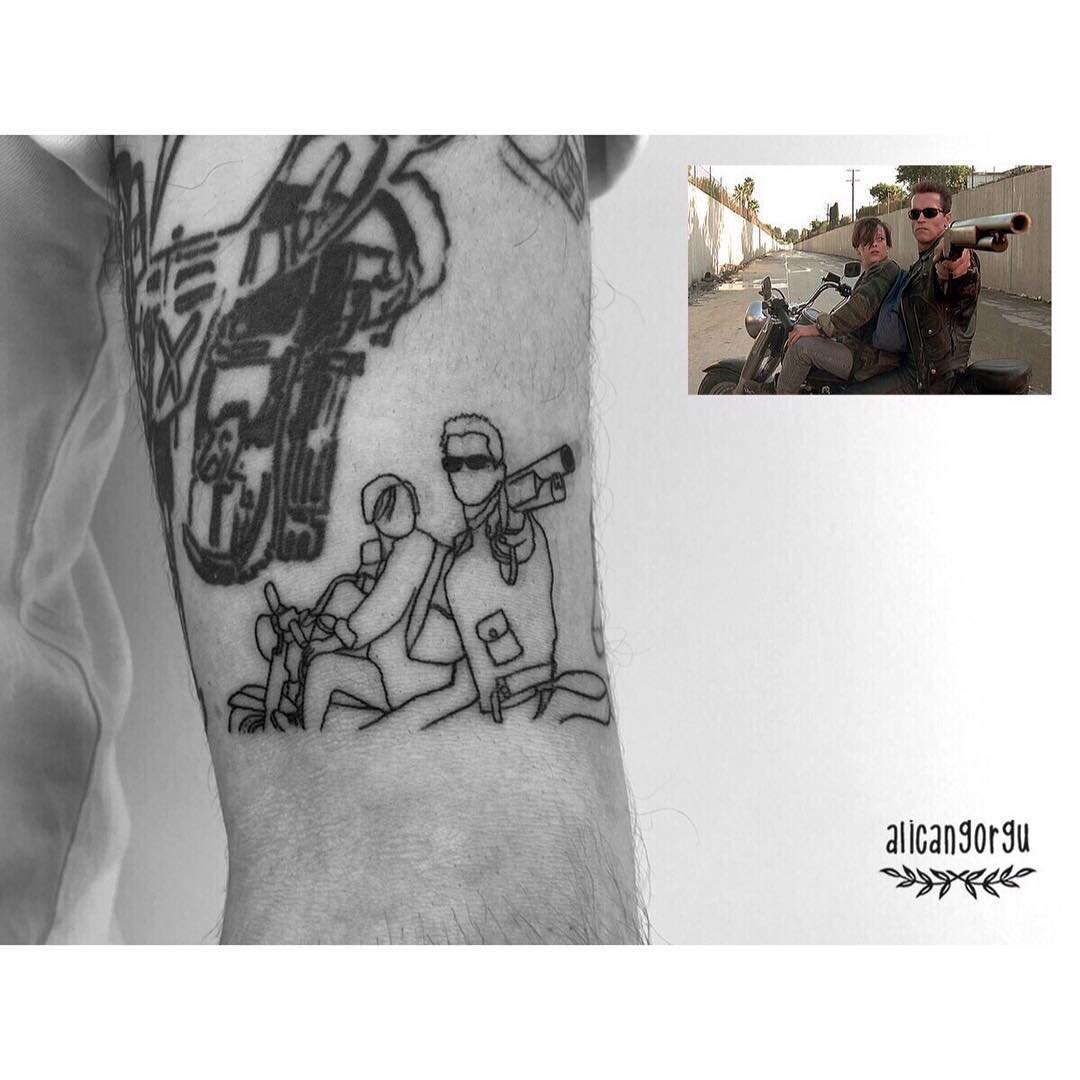 Наверное, именно необычное воплощение идей своих клиентов дало Аликану Горгу такую небывалую славу. Тату-мастер из Турции характеризует свои работы как ретро-минимализм, который заключается в простом изображении линий и контуров картинки. Таким образом памятные фотографии клиентов становятся уникальными произведениями искусства на телах, а клиенты-целыми фотоальбомами. Не смотря на то, что мастер работает в одном стиле желающие иметь такие татуировки «становятся в очередь».