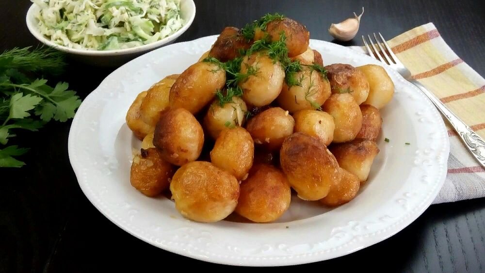 С наступлением весны, появляются свежие овощи, в том числе молодая картошечка. Я выбираю самую мелкую, не ленюсь её чистить. Жарю  её целиком, сдабриваю чесноком и зеленью укропа. Такой картошки всегда мало. 