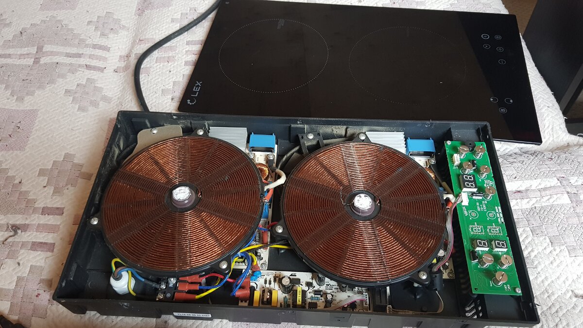 Внутренности индукционной плиты Lex