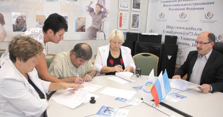 Управляющий ульяновского регионального отделения ФСС Сергей Фролов (справа) проводит личный прием граждан