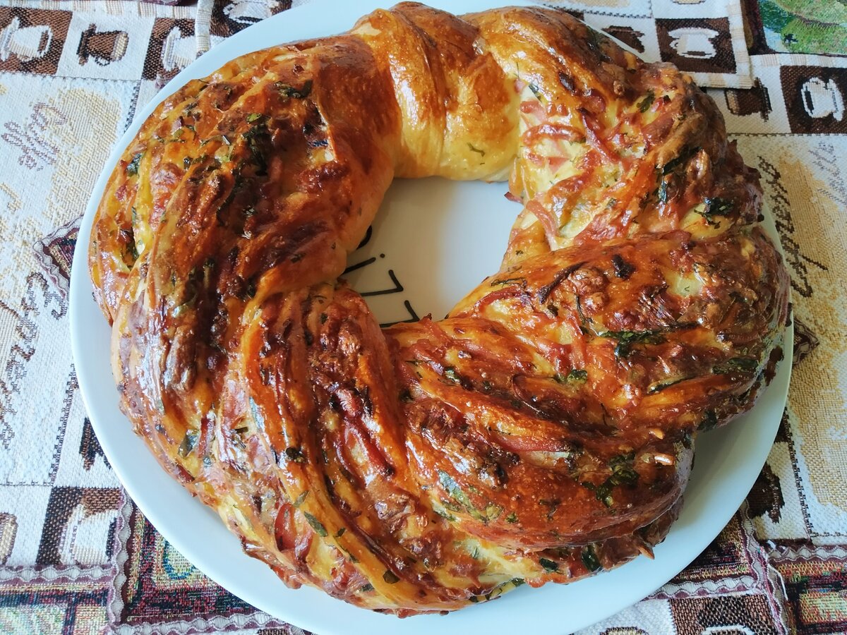 Разрезная витушка с колбасой, сыром и зеленью