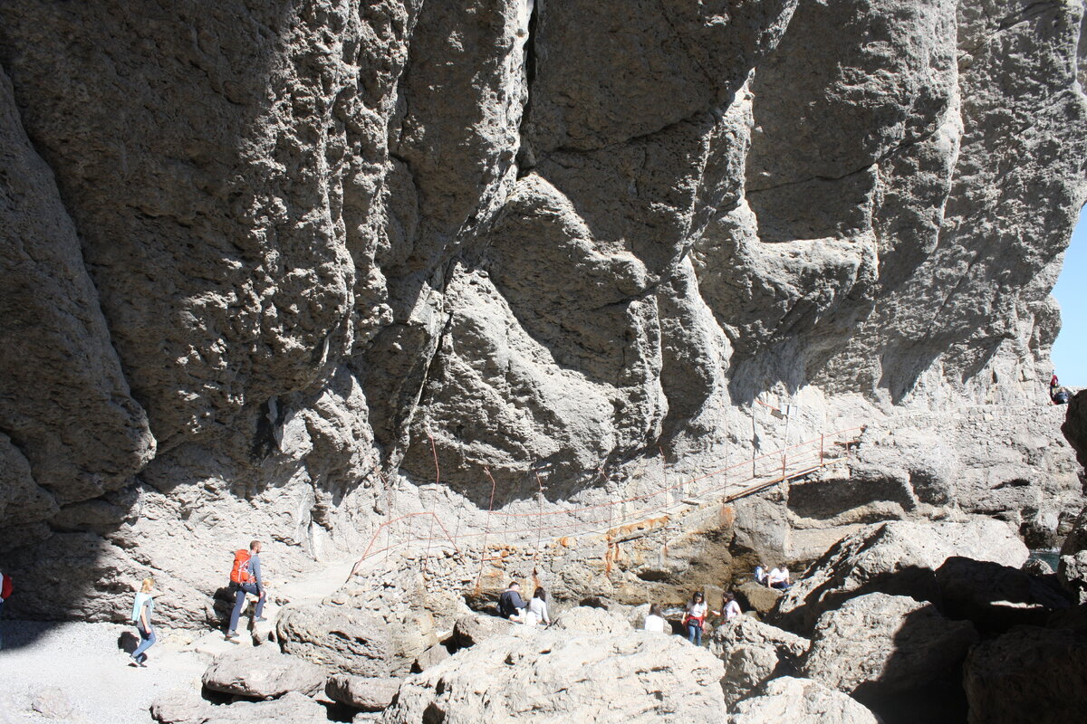 Образование камнепадов в горах вызывает. Вулкан мутновский камчатка. Вулкан толбачик камчатка. Камнепады презентация. Небесный камнепад.