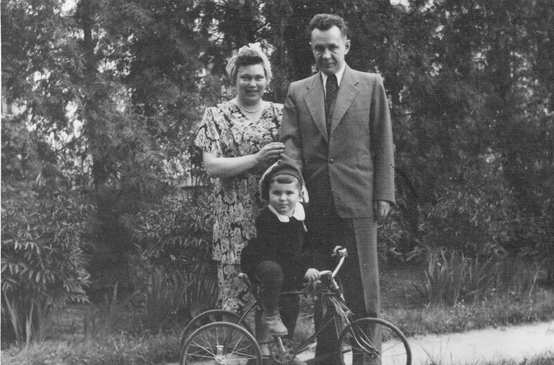А. Н. Косыгин с женой и внуком на даче в Архангельском, 1952 г. 
