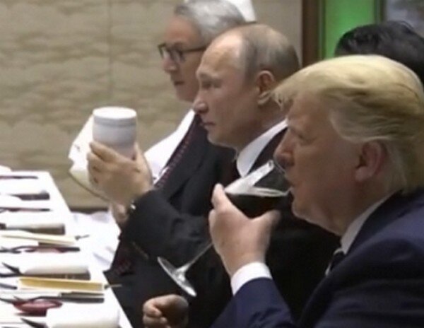 Путин с уже ставшим знаменитым на G-20 стаканом чая. Трамп—винишка с устатку.